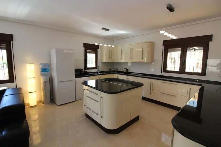 Image No.9-5 Bed Villa for sale