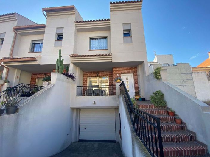 Image No.1-3 Bed Townhouse for sale
