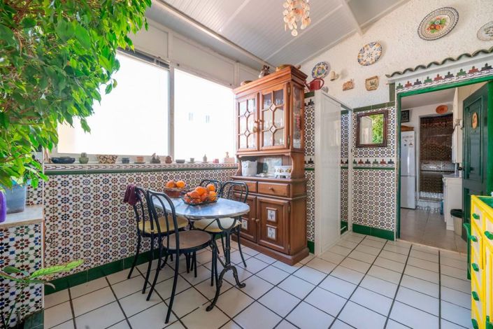 Image No.2-4 Bed Villa for sale