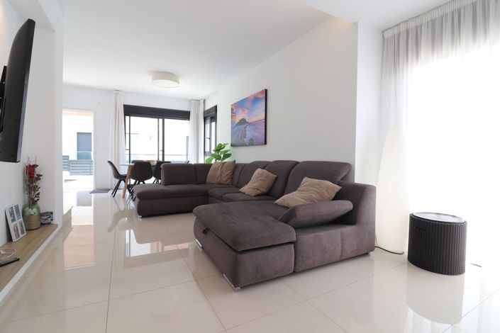 Image No.3-4 Bed Semi-Detached for sale