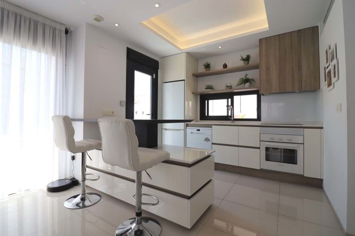 Image No.4-4 Bed Semi-Detached for sale