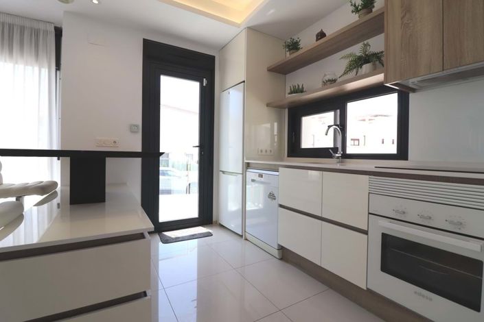 Image No.8-4 Bed Semi-Detached for sale