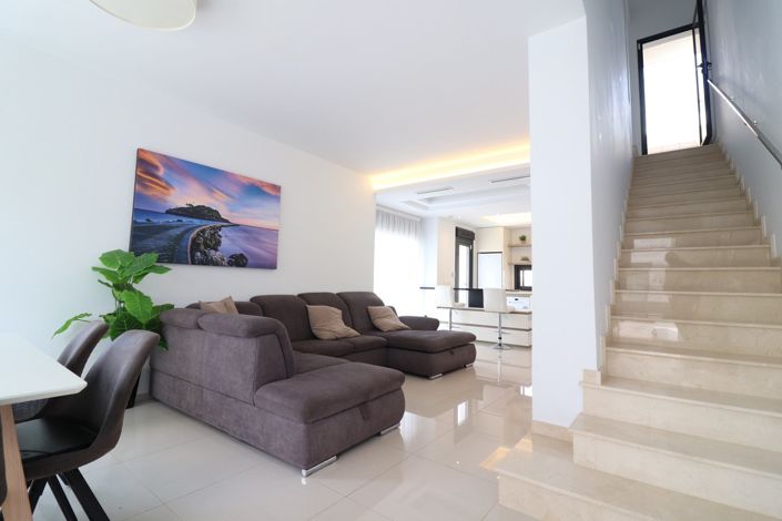 Image No.9-4 Bed Semi-Detached for sale