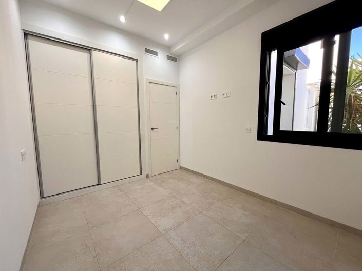 Image No.12-3 Bed Townhouse for sale