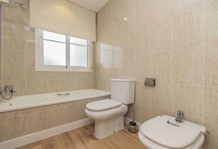 Image No.28-5 Bed Townhouse for sale