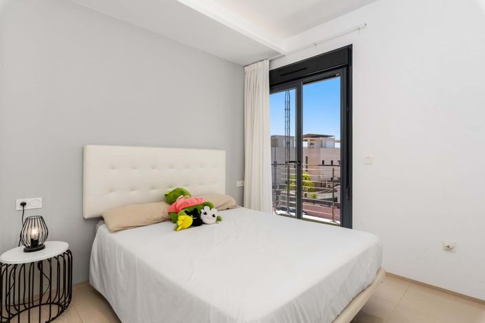 Image No.12-4 Bed Townhouse for sale