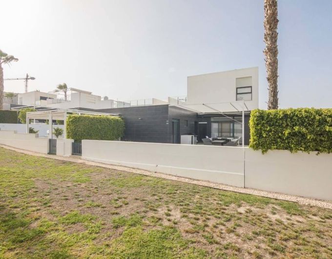 Image No.48-3 Bed Semi-Detached for sale