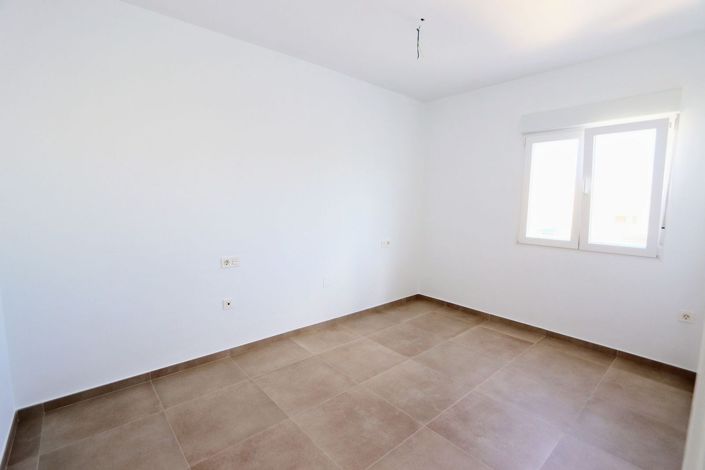 Image No.11-3 Bed Townhouse for sale