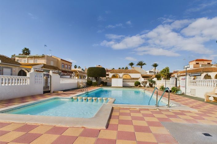 Image No.1-5 Bed Townhouse for sale