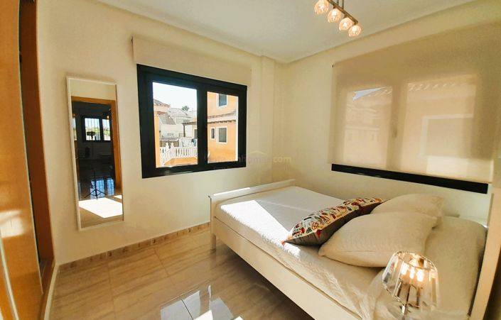 Image No.17-2 Bed Semi-Detached for sale