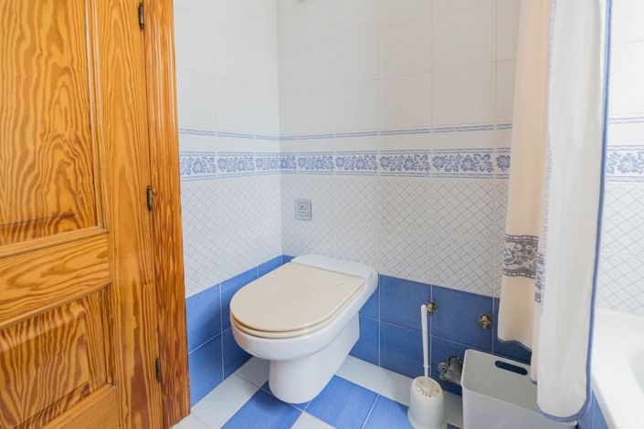 Image No.12-4 Bed Townhouse for sale