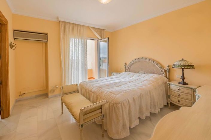 Image No.16-4 Bed Townhouse for sale