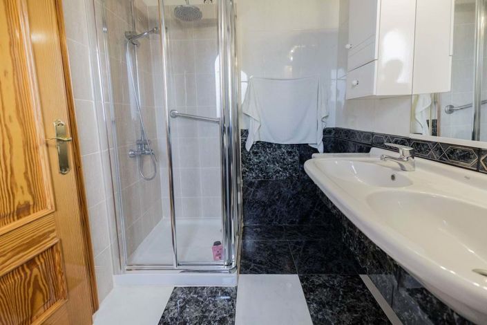 Image No.17-4 Bed Townhouse for sale