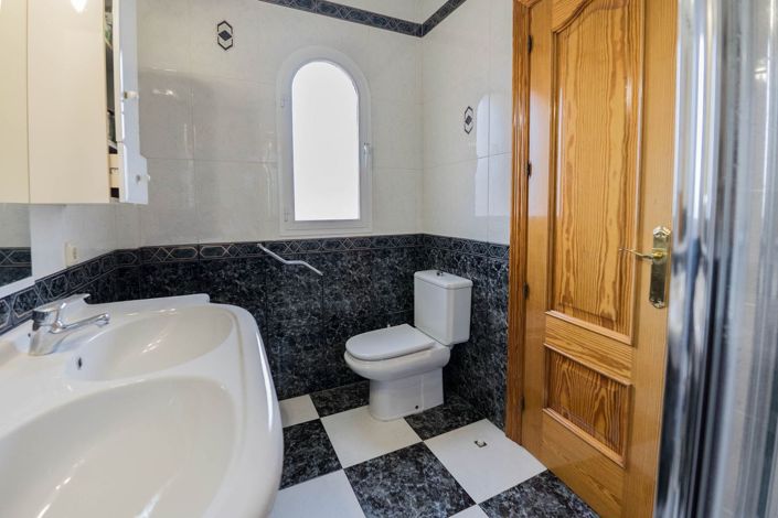 Image No.18-4 Bed Townhouse for sale