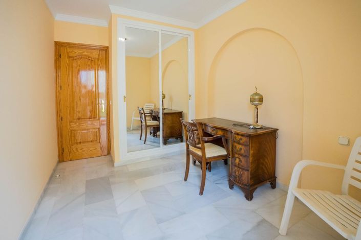 Image No.20-4 Bed Townhouse for sale