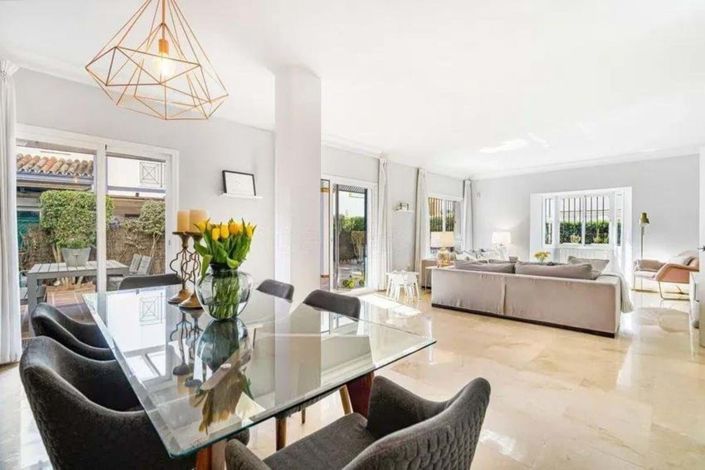 Image No.2-Maison de ville de 5 chambres à vendre à Marbella