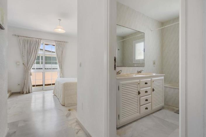 Image No.24-3 Bed Townhouse for sale