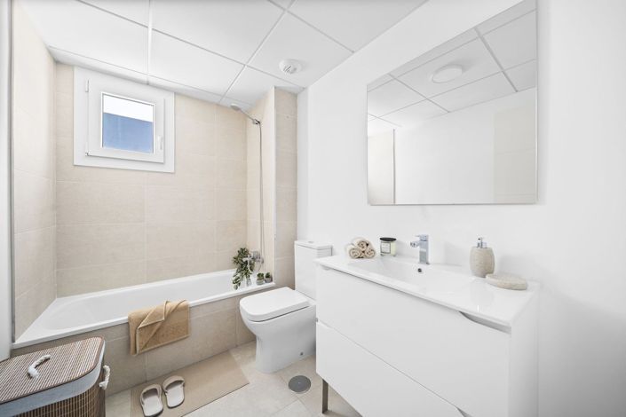 Image No.8-4 Bed Semi-Detached for sale