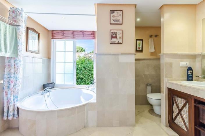 Image No.16-2 Bed Townhouse for sale