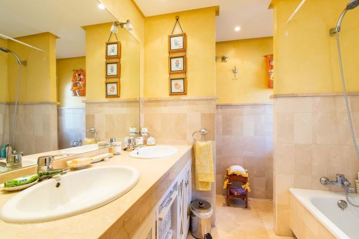 Image No.26-2 Bed Townhouse for sale