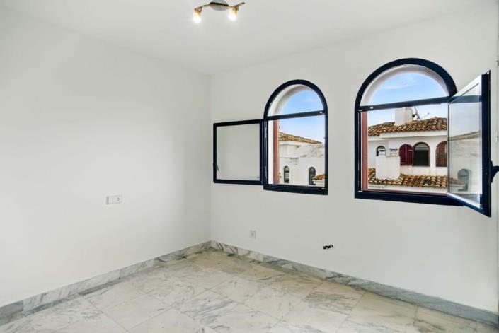 Image No.17-3 Bed Townhouse for sale