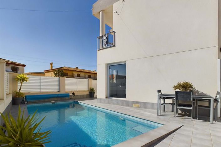 Image No.1-3 Bed Villa for sale