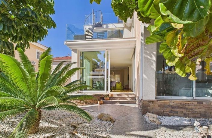 Image No.2-4 Bed Villa for sale