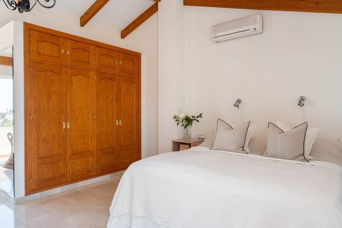 Image No.19-4 Bed Townhouse for sale