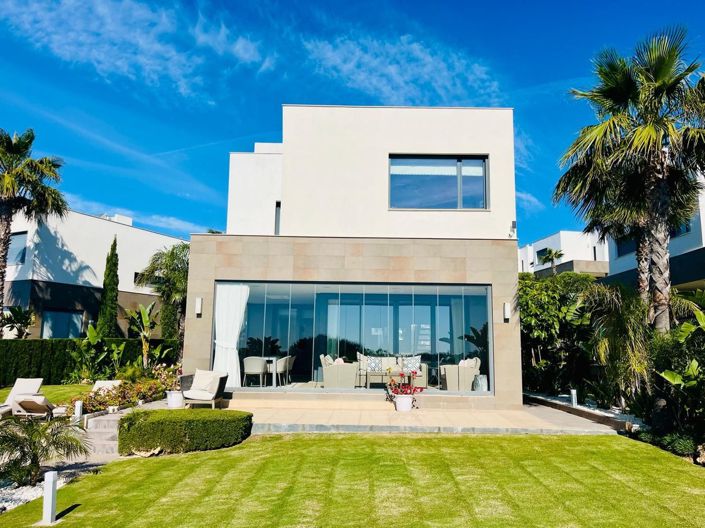 Image No.1-4 Bed Villa for sale