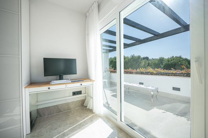 Image No.28-3 Bed Townhouse for sale