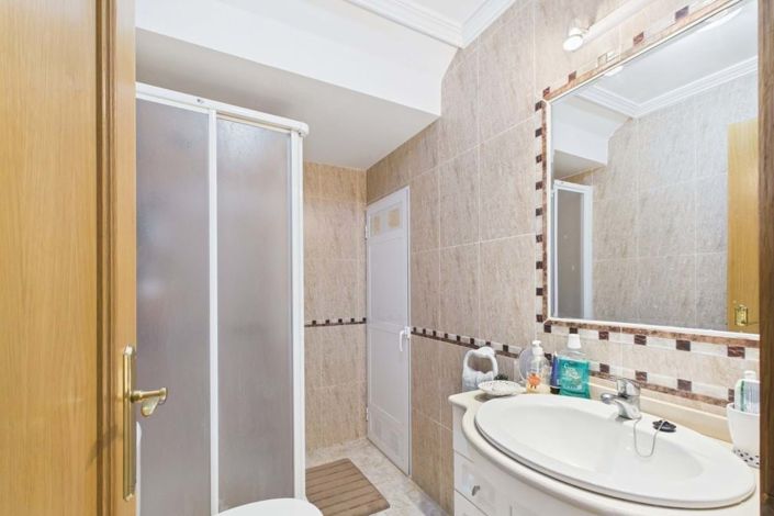 Image No.15-2 Bed Townhouse for sale