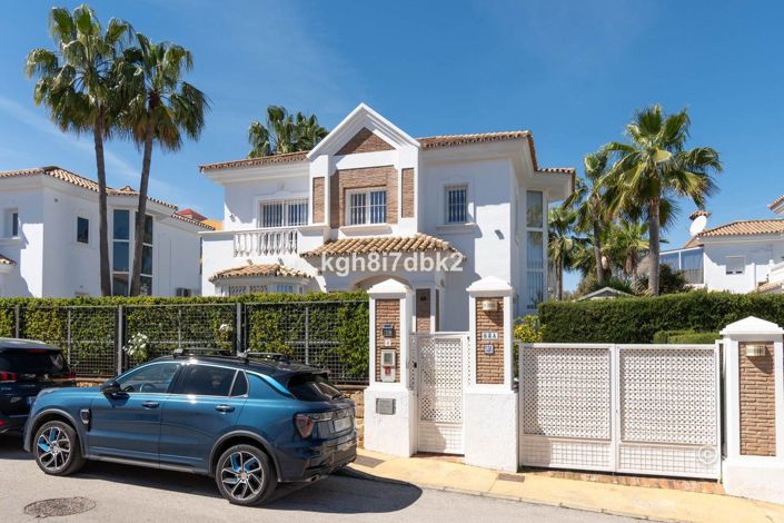 Image No.1-4 Bed Villa for sale