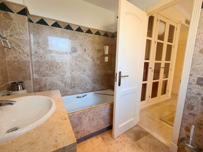 Image No.21-3 Bed Apartment for sale