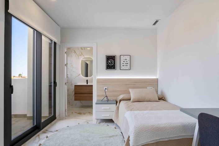 Image No.18-3 Bed Semi-Detached for sale