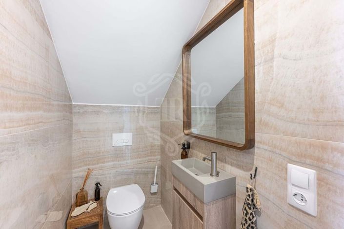 Image No.20-4 Bed Property for sale