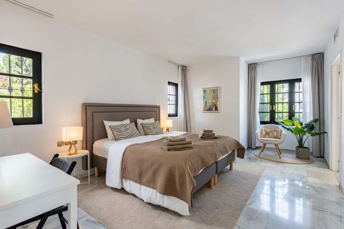 Image No.10-3 Bed Property for sale