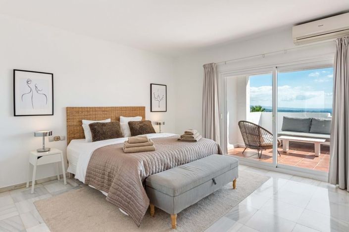 Image No.12-3 Bed Property for sale