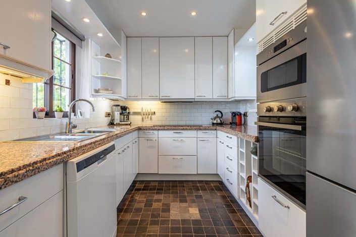 Image No.8-3 Bed Property for sale