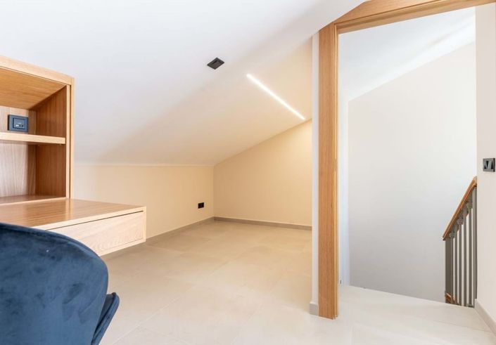 Image No.11-4 Bed Townhouse for sale