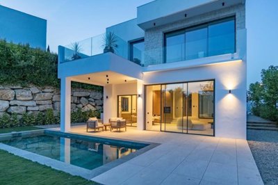 Villa de 4 chambres à vendre à Estepona