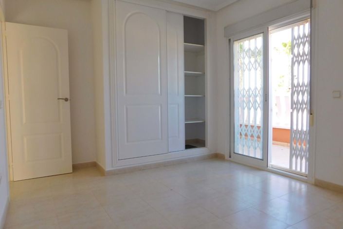 Image No.20-3 Bed Townhouse for sale