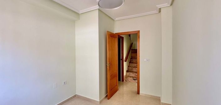 Image No.12-3 Bed Townhouse for sale