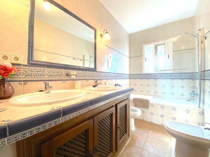 Image No.6-5 Bed Villa for sale