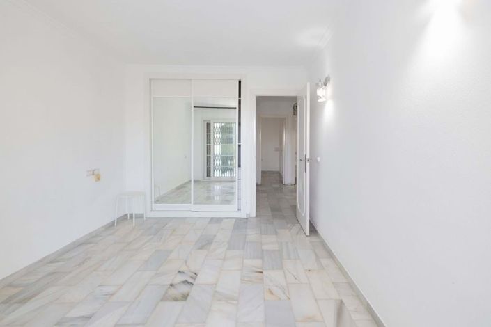 Image No.12-3 Bed Property for sale