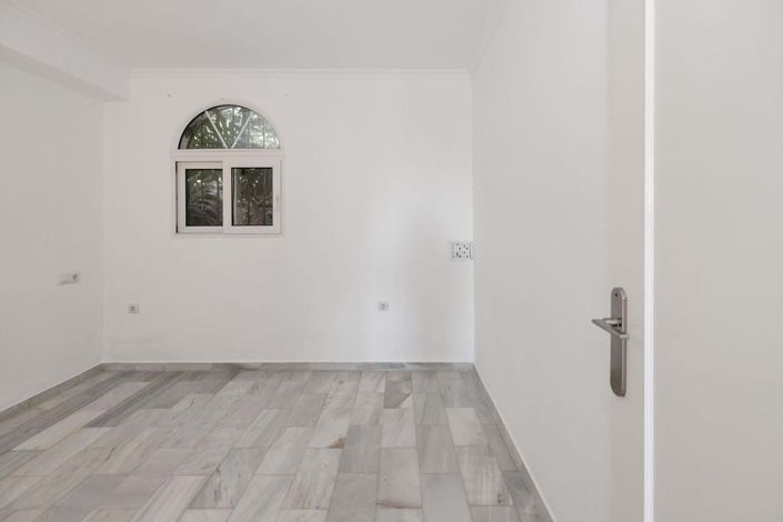 Image No.22-3 Bed Property for sale