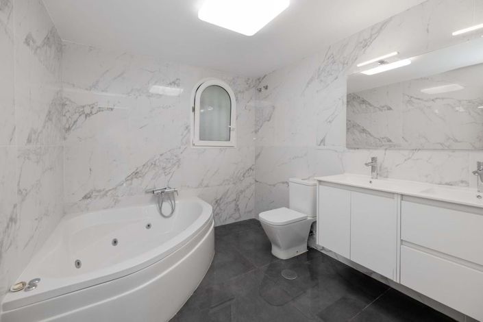 Image No.27-3 Bed Property for sale