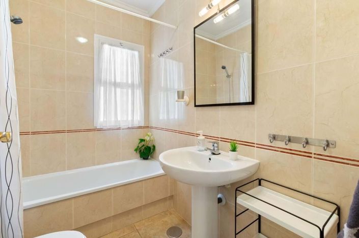 Image No.20-4 Bed Townhouse for sale