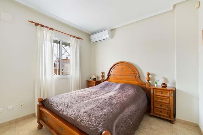 Image No.22-4 Bed Townhouse for sale