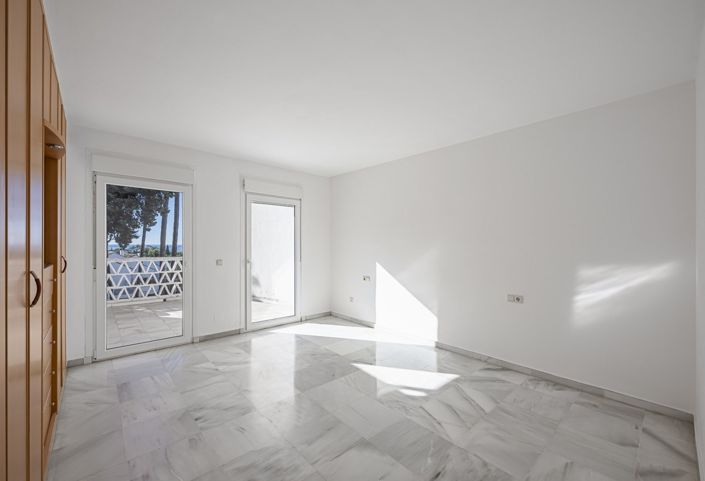 Image No.23-3 Bed Townhouse for sale