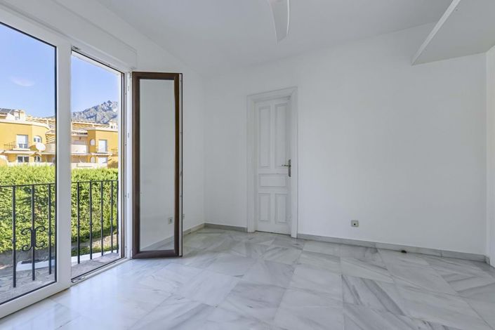 Image No.25-3 Bed Townhouse for sale